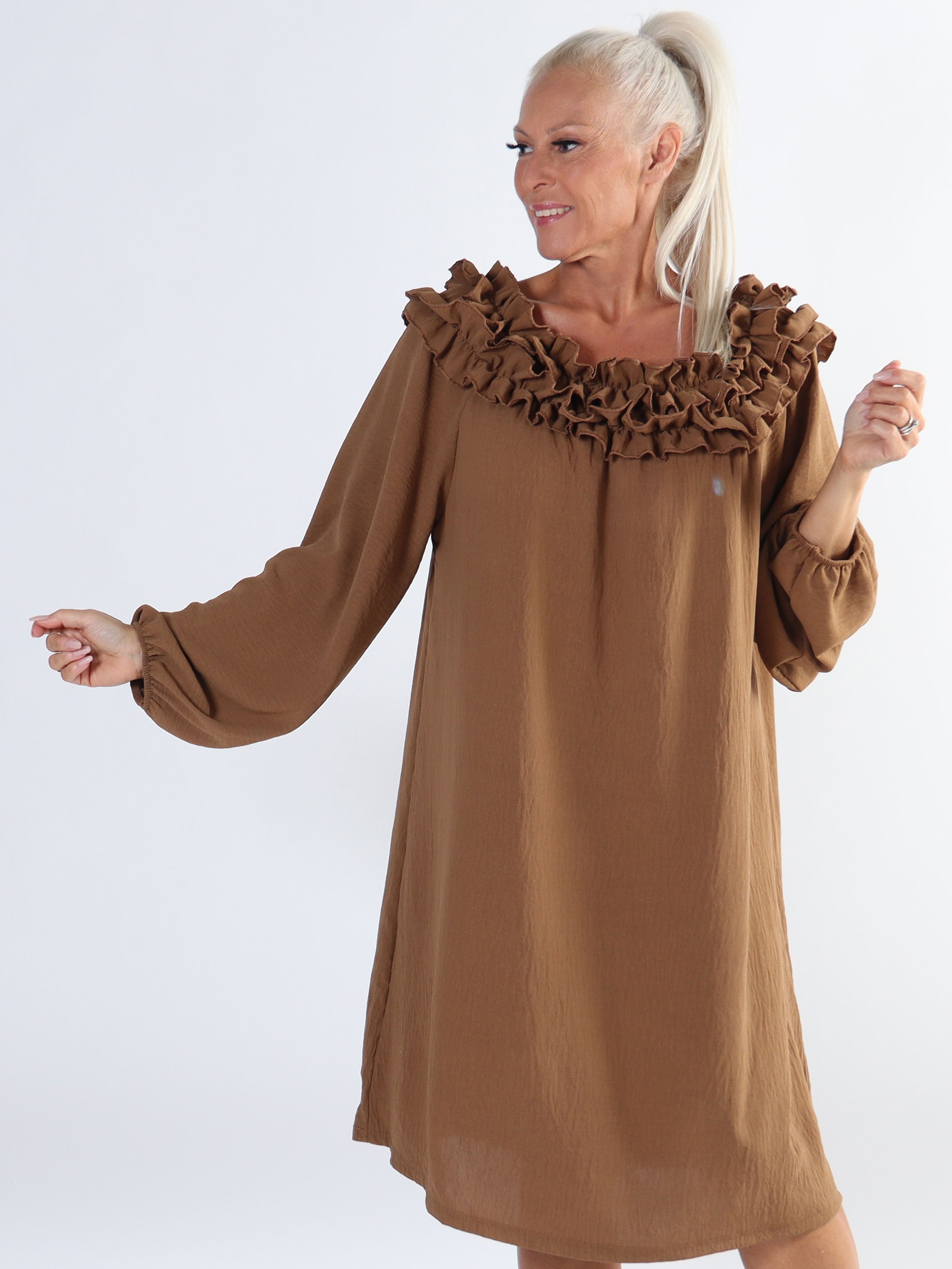 Chili Dress - Plus size kjole med lange ærmer og flæser